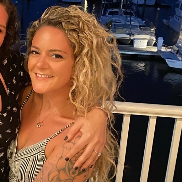 Meet your Posher, Danielle - Picture 2 of 2